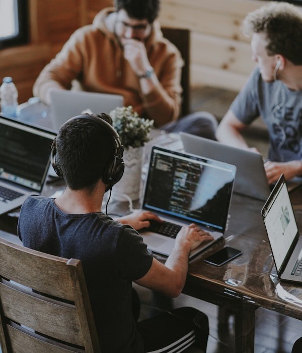 Équipe Novasiteweb, agence web à Toulouse, travaillant sur un projet de création de site internet